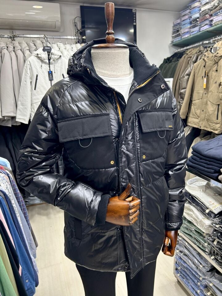 ERKEK SİYAH PARLAK ÇOKLU CEPLİ KAPÜŞONLU SU GEÇİRMEZ KIŞLIK MONT