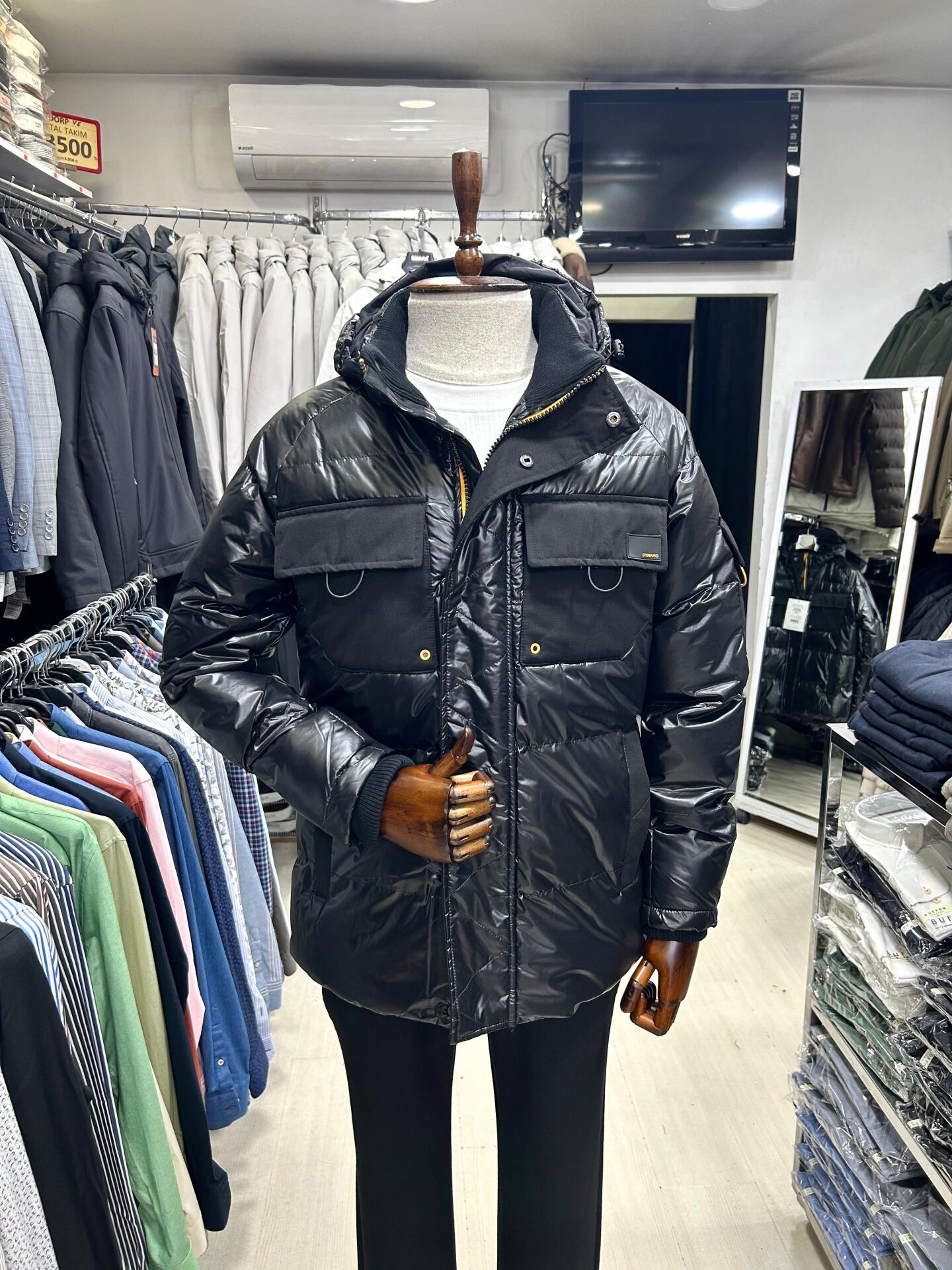 ERKEK SİYAH PARLAK ÇOKLU CEPLİ KAPÜŞONLU SU GEÇİRMEZ KIŞLIK MONT