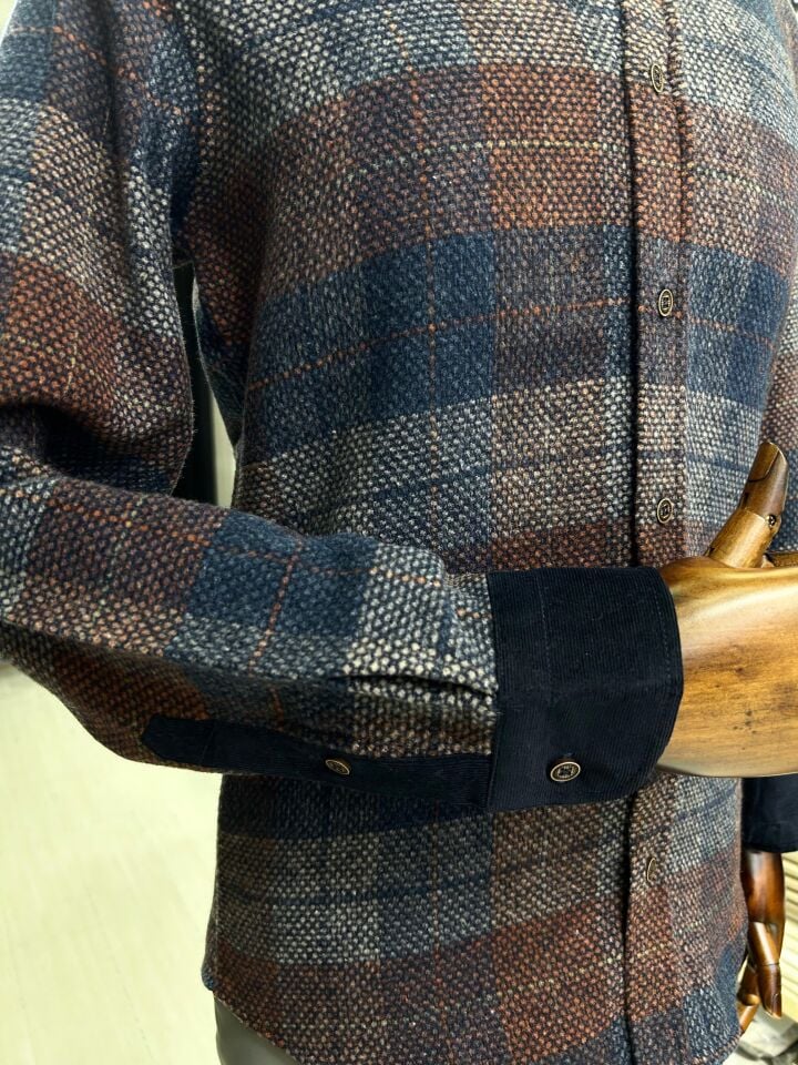 Erkek %100 Pamuk Ekose Desenli Slim Fit Kışlık Gömlek – Kadife Yaka ve Kadife Manşet Detaylı
