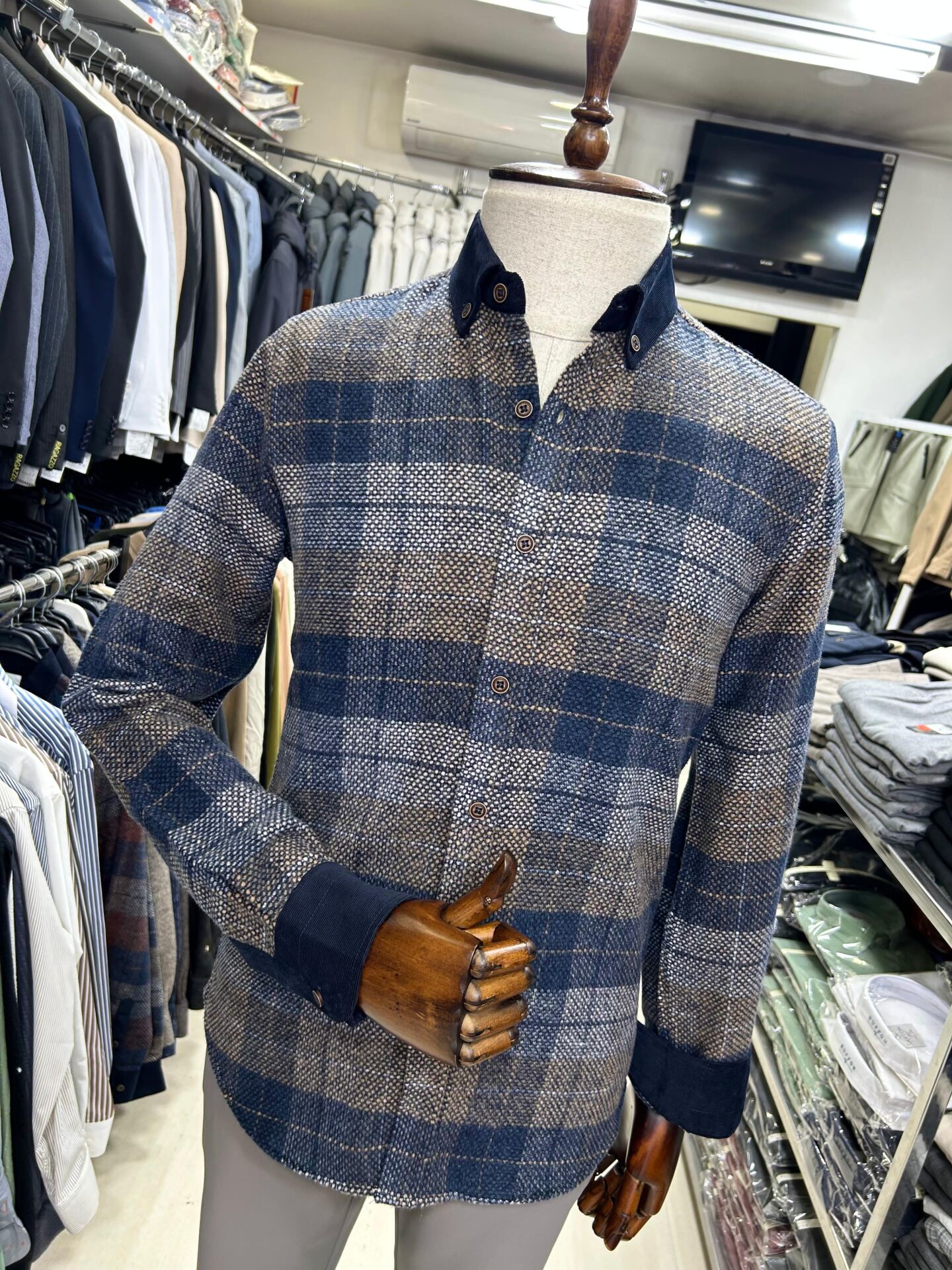 Erkek %100 Pamuk Ekose Desenli Slim Fit Kışlık Gömlek – Kadife Yaka ve Kadife Manşet Detaylı