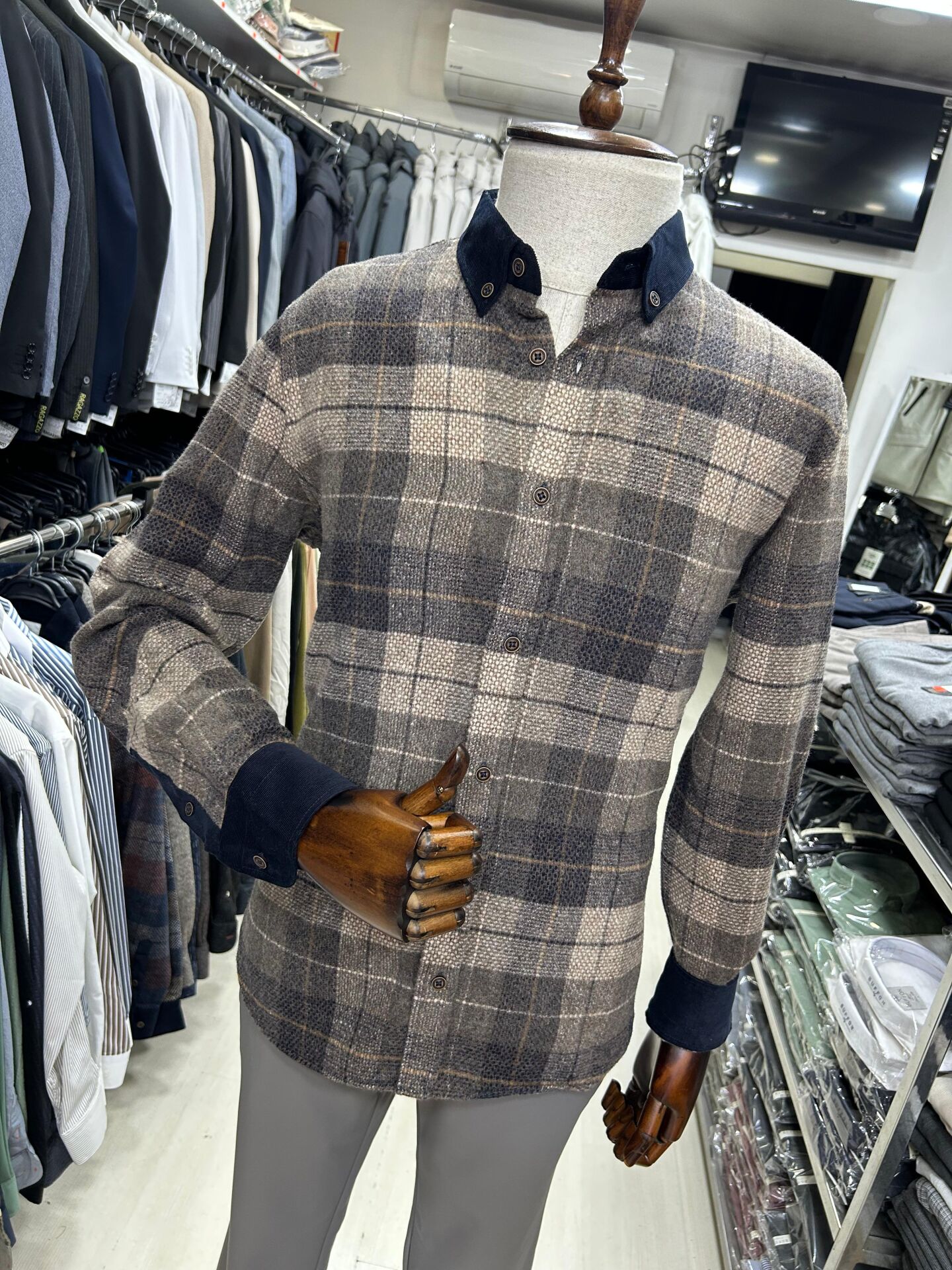 Erkek %100 Pamuk Ekose Desenli Slim Fit Kışlık Gömlek – Kadife Yaka ve Kadife Manşet Detaylı